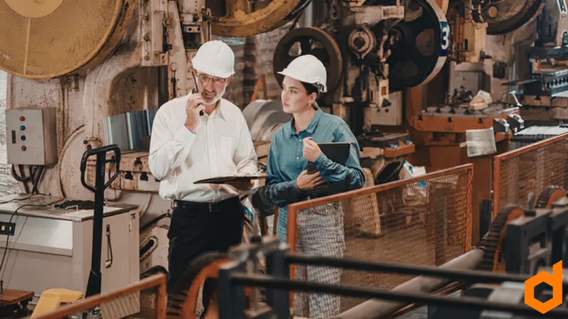 Mantenimiento de maquinaria industrial: Cómo prevenir fallos electrónicos en tornos CNC y prensas